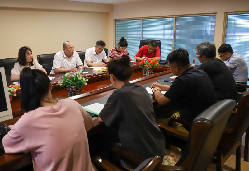 哈爾濱市工信局運行處處長陳國成到利如金農(nóng)業(yè)集團指導工作