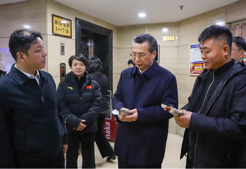 省人大常委會(huì)黨組書記、副主任王永康親臨“哈爾濱市名優(yōu)食品宣傳展示周”遠(yuǎn)海展位，現(xiàn)場(chǎng)指導(dǎo)工作